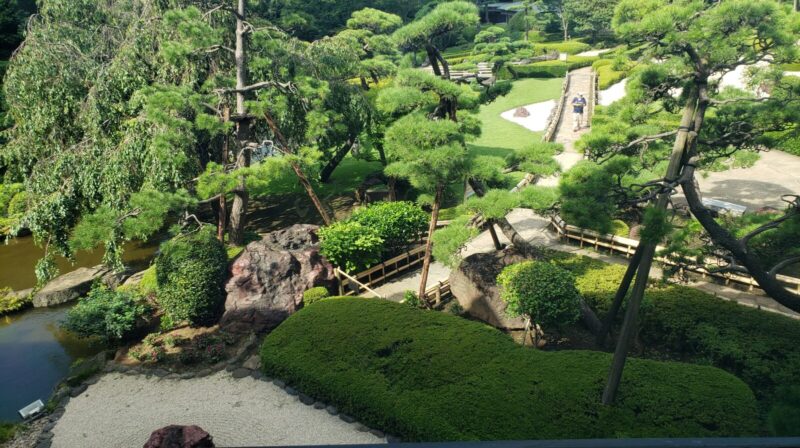 ガーデンラウンジからの日本庭園